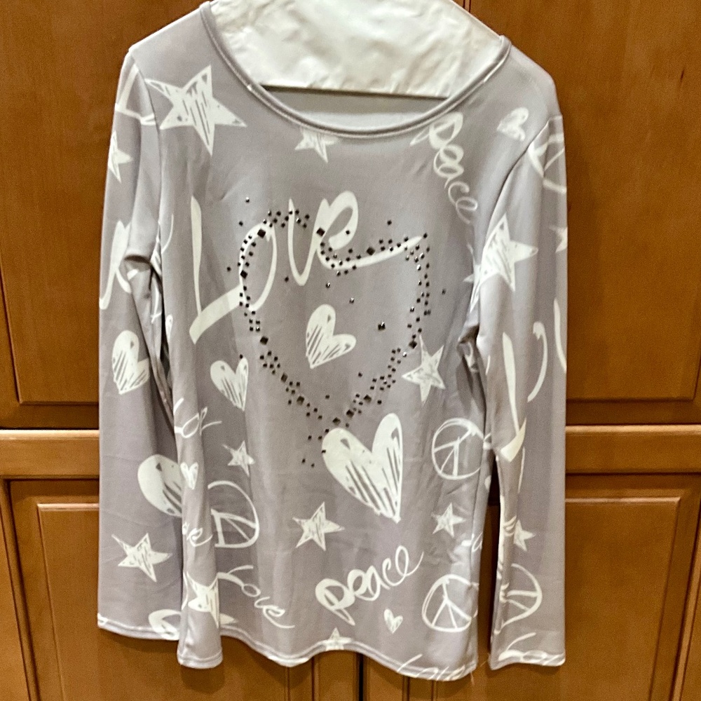 Long Sleeved Round Neck Gray Peace Love Pullover Top Sz M NWOT